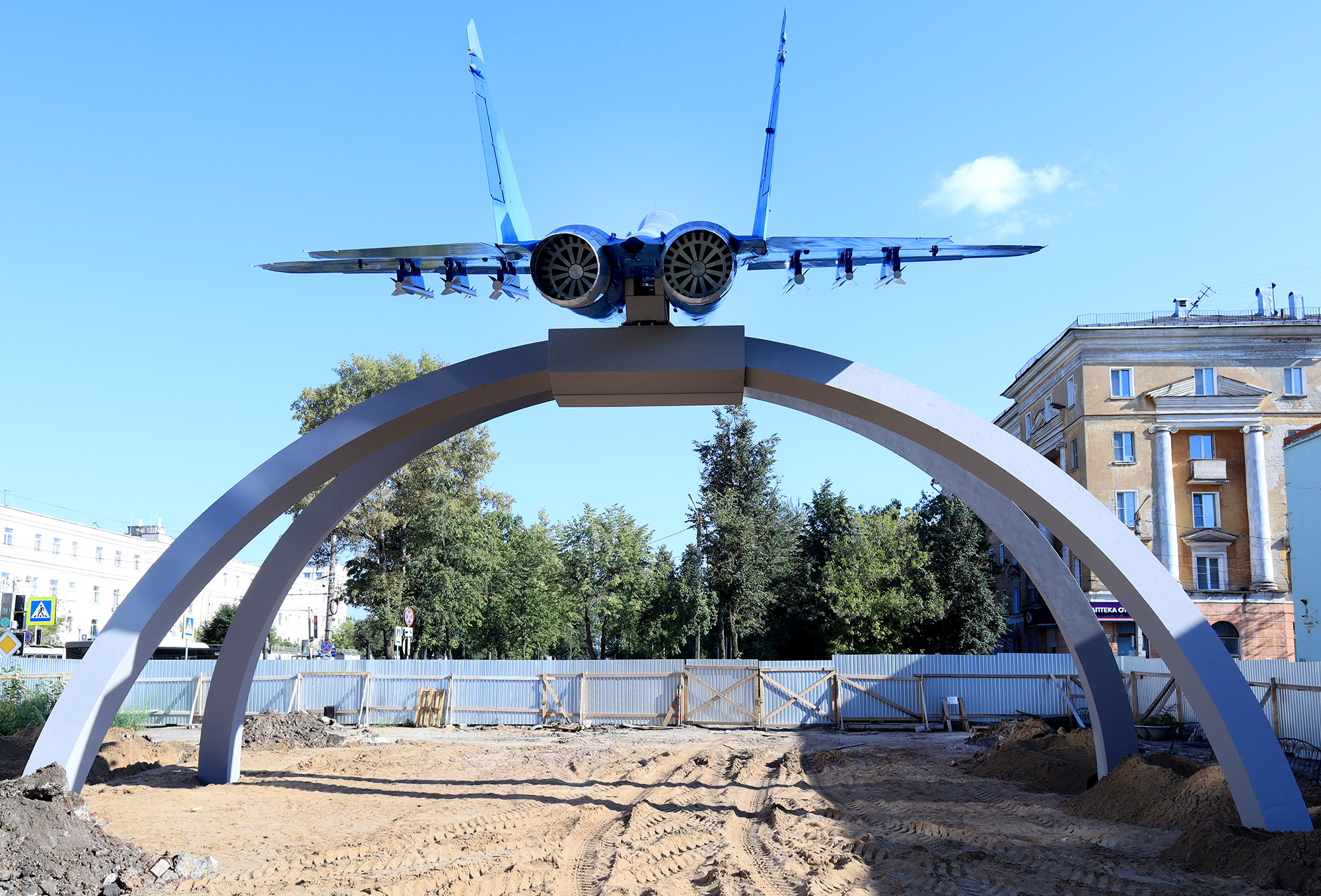 25 МИГ-29 - памятник в Кирове.JPG