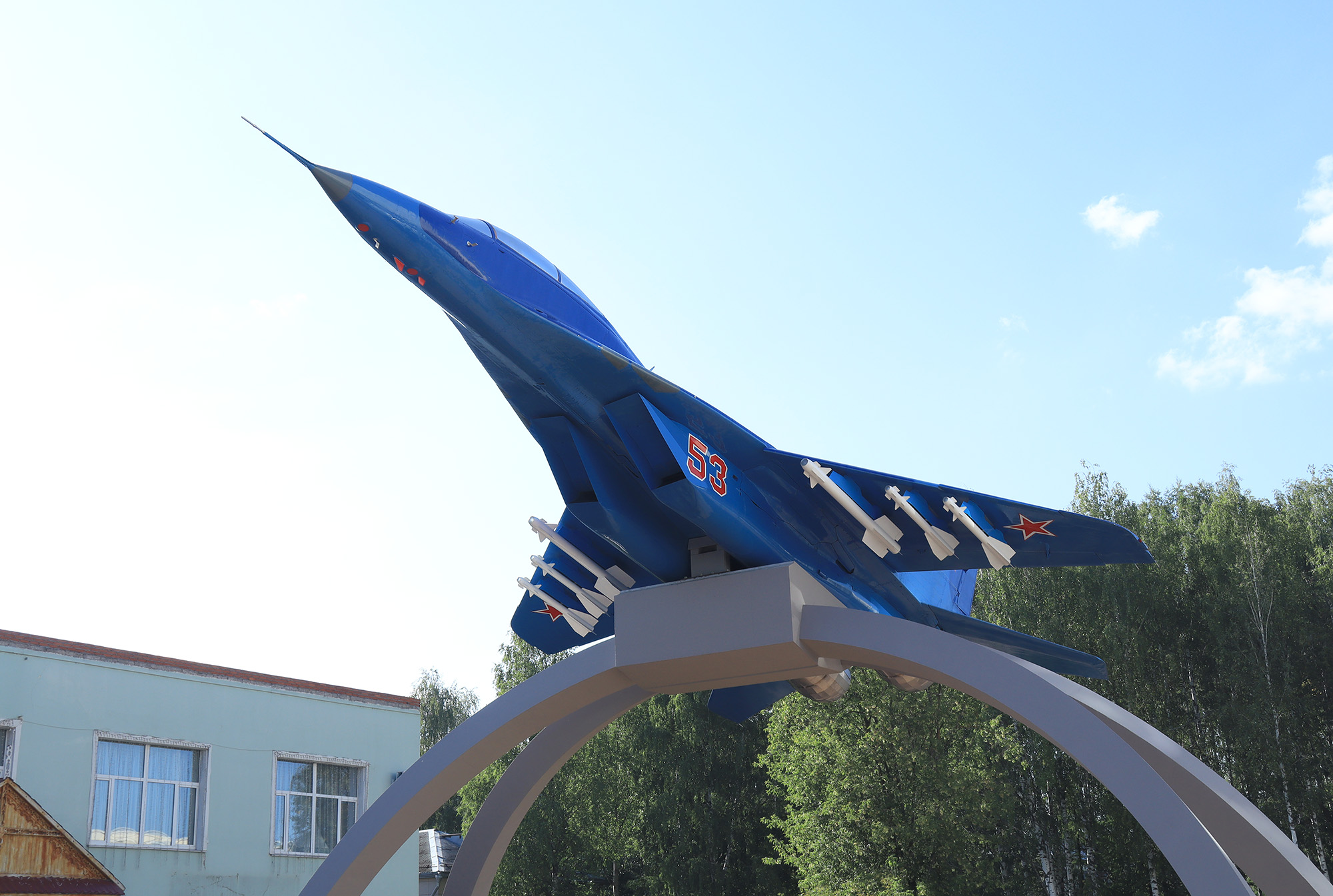 09 МИГ-29 - памятник в Кирове.JPG