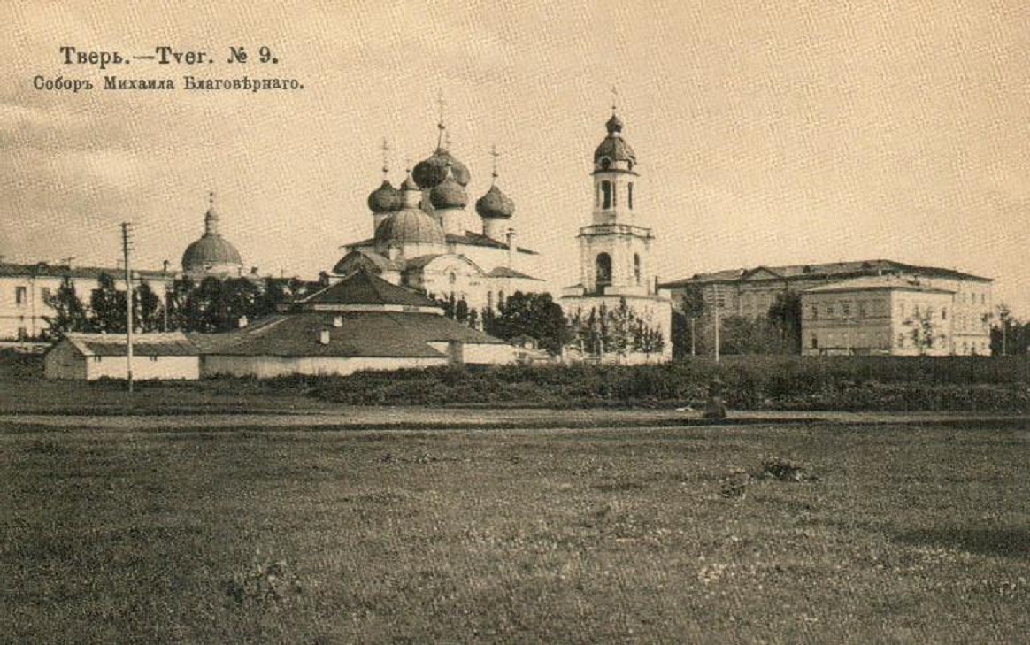 Путевой дворец с собором.jpg