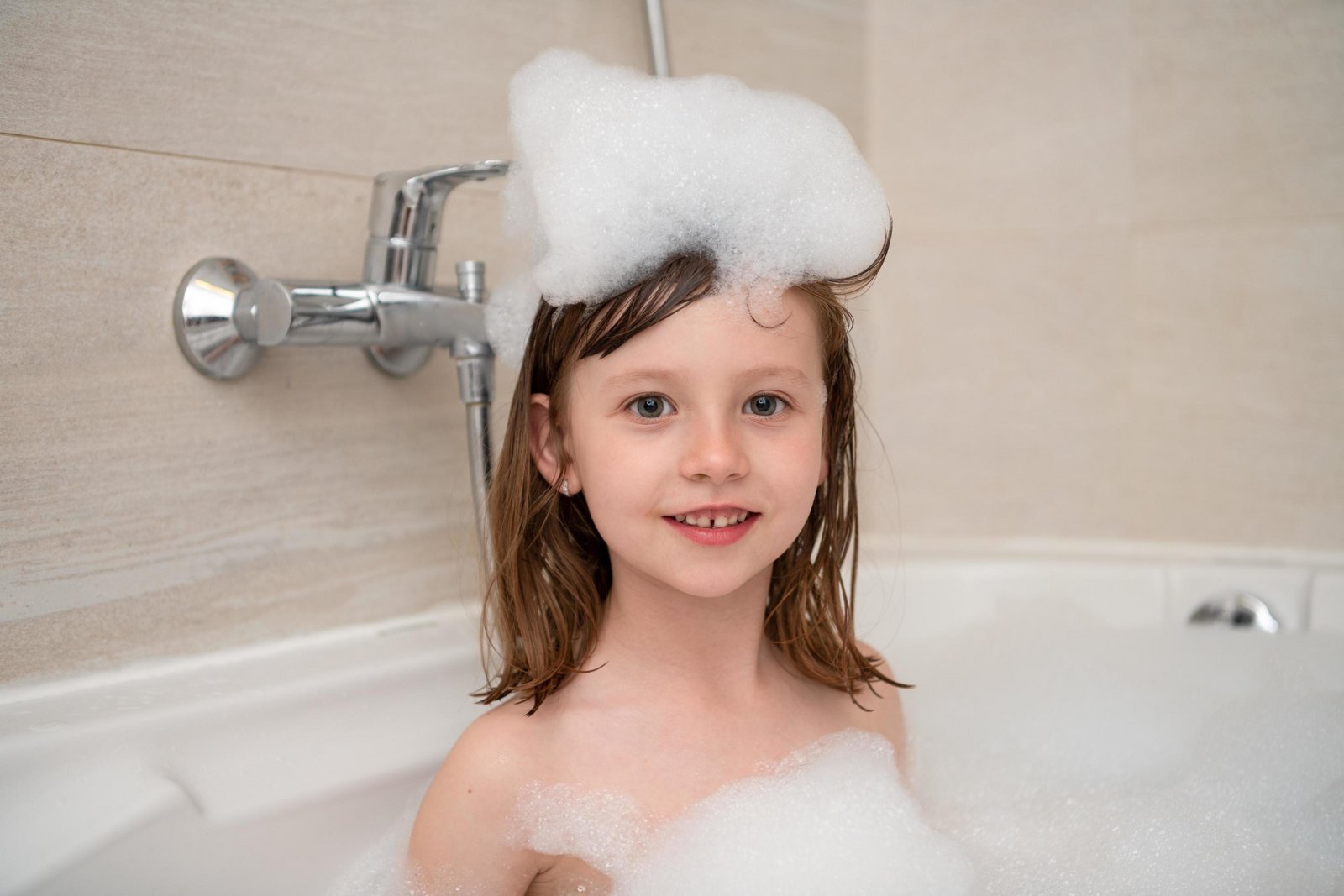 little-girl-in-bath-playing-with-foam-free-photo.jpg