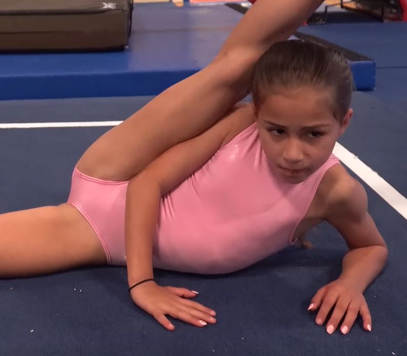 Sariah Gymnastic Tricks 05a.JPG
